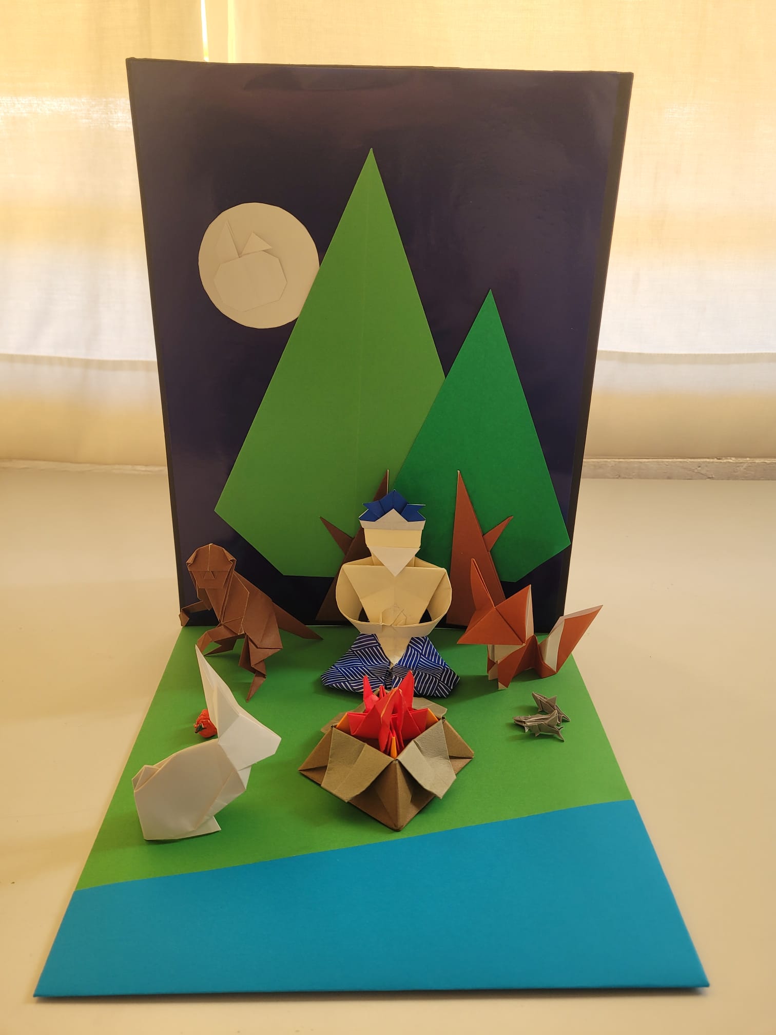 Diorama en papiroflexia hecho por José Miguel Guallar Abadía del cuento del conejo de la luna de Japón.