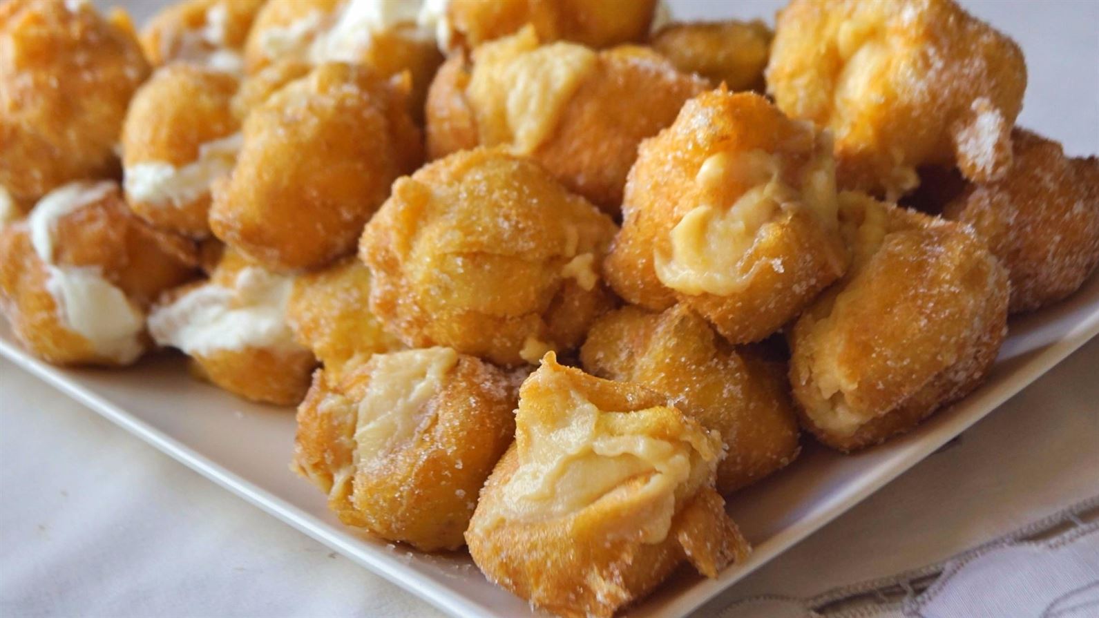 Imagen de los buñuelos de viento una vez finalizada su elaboración y rellenos de crema y/o nata.