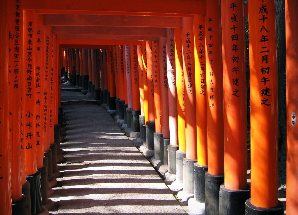 Imagen de las puertas torii del santuario Fushimi Inari Taisha de Kyoto, Japón.